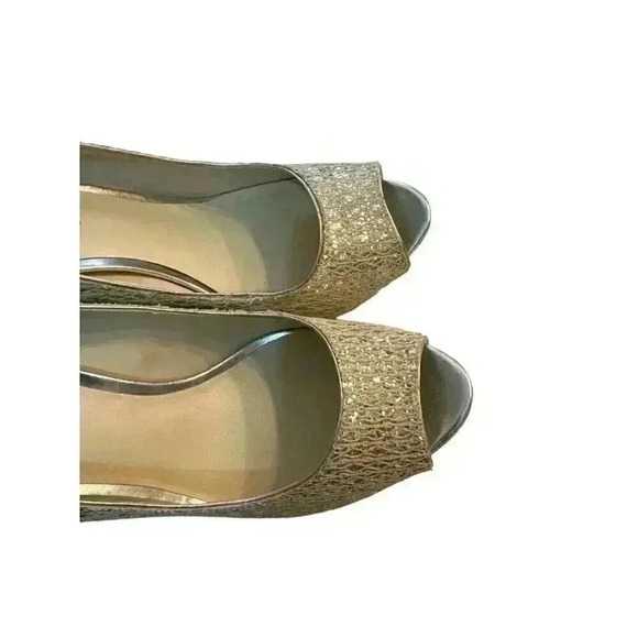 Audrey Brooke Silver Metallic Fabric Upper Peep Toe 4" Heels Size 10, Pre-Owned, - Picture 2 of 9